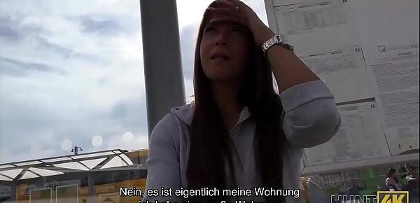 HUNT4K. Sexy Schönheit mit Kniestrümpfen unter meiner Kontrolle